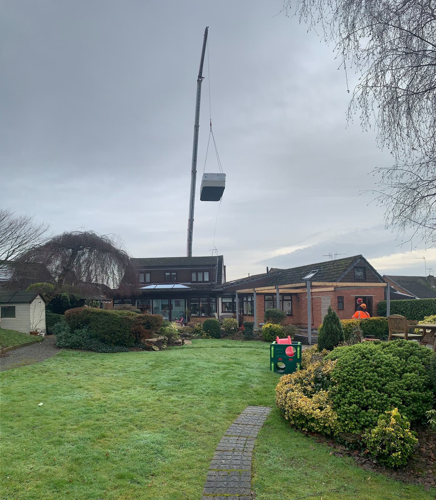 Leicester Crane Hire of hot tub in to garden